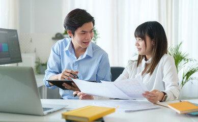 Obraz premium Handsome asian man employee sharing her strategy with her colleagues.