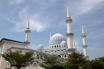 Fototapeta na wymiar PAHANG, MALAYSIA, AUGUSTUS 10, 2022: Sultan Ahmad Shah 1 Mosque in Kuantan, Pahang, Malaysia. It was completed in 1994 and it was the largest mosque in Pahang State. 