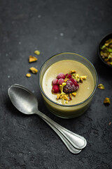 panna cotta crème dessert fait maison à la pistache et aux fruits rouges