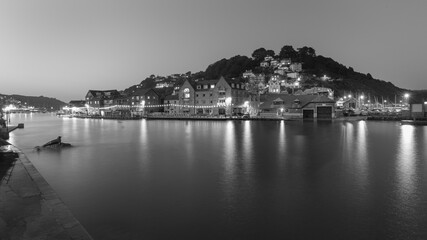 Obraz premium Black and White of East Looe and Harbour at high water at night 