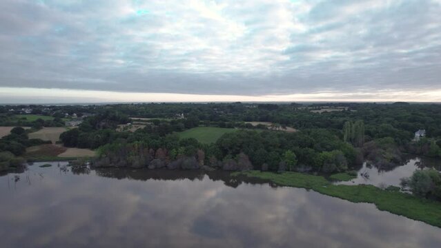 lake and clouds - golf du morbihan