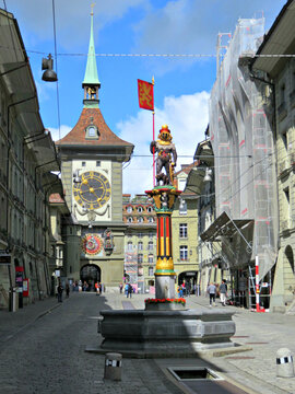 Famous Zähringen fountain and Zytglogge clock in the old town of Bern, Switzerland
