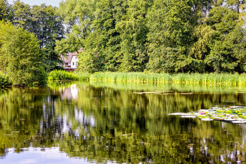 Fototapeta na wymiar Haus am See - am Rand des Naturschutzgebietes Auetal bei Issendorf