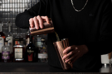 Fototapeta na wymiar bartender making drinks