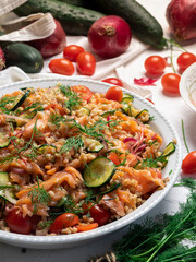 Gustosa paella con salmone affumicato e verdure di stagione in tavola