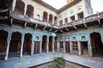Fototapeta premium Exterior of an old haveli in Mandawa, Rajasthan, India, Asia