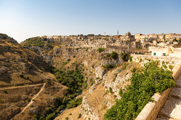 Fototapeta na wymiar Matera - ist eine Stadt auf einer felsigen Landzunge in der Region Basilicata im Süden Italiens. Hier befinden sich die Sassi, ein Komplex aus Höhlensiedlungen, die in die Felswand geschlagen wurden.