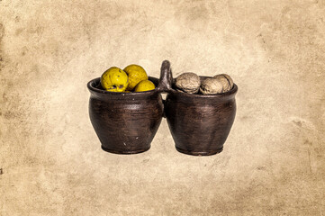 zebrane owoce jesienne w glinianych garnkach na brązowym tle © Henryk Niestrój