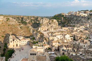 Matera - ist eine Stadt auf einer felsigen Landzunge in der Region Basilicata im Süden Italiens....