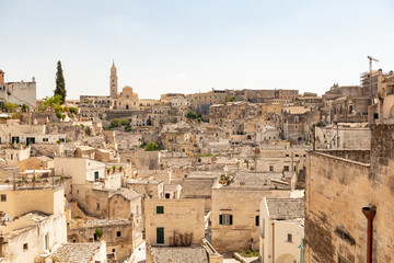 Obraz premium Matera - ist eine Stadt auf einer felsigen Landzunge in der Region Basilicata im Süden Italiens. Hier befinden sich die Sassi, ein Komplex aus Höhlensiedlungen, die in die Felswand geschlagen wurden.