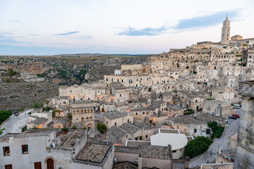 Fototapeta premium Matera - ist eine Stadt auf einer felsigen Landzunge in der Region Basilicata im Süden Italiens. Hier befinden sich die Sassi, ein Komplex aus Höhlensiedlungen, die in die Felswand geschlagen wurden.