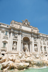 Der Trevibrunnen ist ein Monumentalbrunnen auf der Piazza di Trevi vor dem Palazzo Poli in Rom