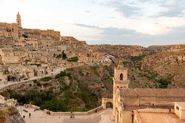 Matera - ist eine Stadt auf einer felsigen Landzunge in der Region Basilicata im Süden Italiens. Hier befinden sich die Sassi, ein Komplex aus Höhlensiedlungen, die in die Felswand geschlagen wurden.