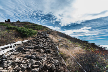 険しい登山道