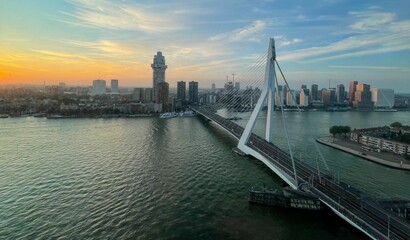 Luftaufnahme der Erasmusbrug-Brücke über den Fluss Nieuwe Maas bei bewölktem Sonnenuntergang in den Niederlanden