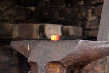 Heißes Eisen auf dem Amboss