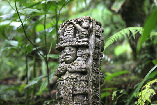 Escultura de la cultura Maya, tallada en piedra en la selva de Cob&aacute;n, Alta Verapaz, Guatemala. Centroam&eacute;rica. 