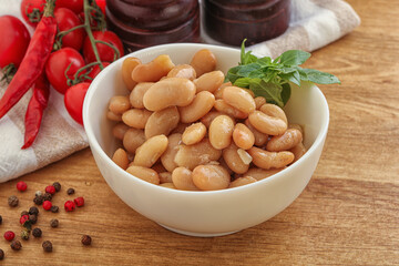 Whinte canned kidney beans in the bowl