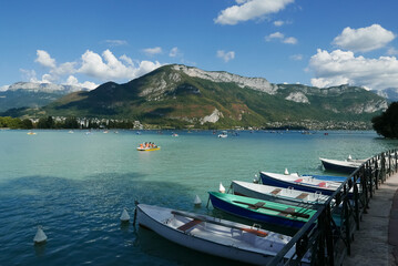 Fototapeta na wymiar Lac d'Annecy en été barques et pédalos