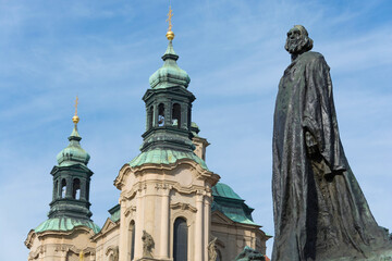 Fototapeta na wymiar Prager Fotoserie: Jan Hus Denkmal am Altstädter Ring in Prag