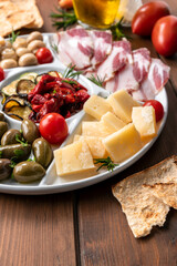 Vassoio con formaggi, salumi e verdure varie, cibo italiano