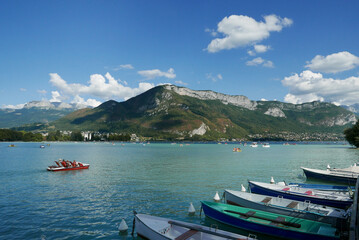 Fototapeta na wymiar Pédalos sur le Lac d'Annecy en été