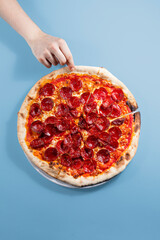 Fototapeta Smaczna pizza pepperoni. Widok z góry na gorącą pizzę pepperoni. Z kopią miejsca na tekst. Leżał płasko. Transparent
 obraz