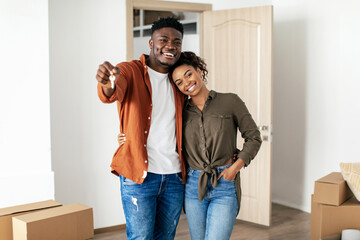 African American Millennial Couple Showing Key Posing In New House - obrazy, fototapety, plakaty