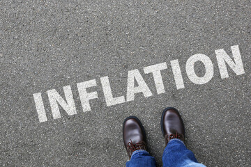 Inflation Symbolbild Finanzen und Wirtschaft Geld Krise als Business Konzept mit Geschäftsmann