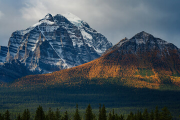 Fototapeta na wymiar The Canadian Rockies or Canadian Rocky Mountains, comprising both the Alberta Rockies and the B.C. Rockies, is the Canadian segment of the North American Rocky Mountains.