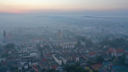 miasto we mgle dron