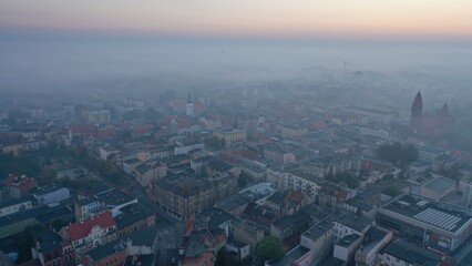 miasto we mgle dron - obrazy, fototapety, plakaty