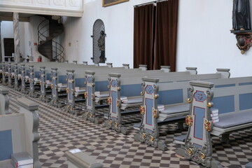 FU 2022-03-10 Blankenberg 254 In der Kirche sind leere Sitzbänke