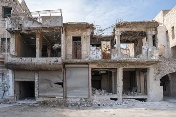Vlies Fototapete Altes Gebäude Ruins around the Citadel of Aleppo, Syria 