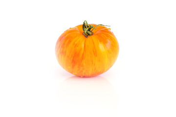 Gelb orange Tomate mit weissen Hintergrund und leichter Spiegelung