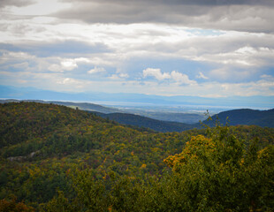 Obraz premium Early Autumn with Cloud Landscape Long Trail Vermont