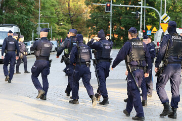 Polska policja na zabezpieczeniu zgromadzenia publicznego w czasie kampanii wyborczej.  - obrazy, fototapety, plakaty