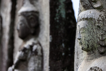 Fototapeta na wymiar 仏像を象った古い墓石