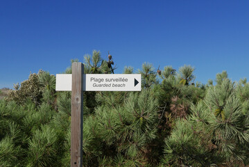 Plage surveillée (panneau signalétique)