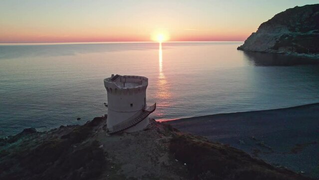 Cap Corse, la tour g&eacute;noise d'Albo, r&eacute;cemment r&eacute;nov&eacute;e