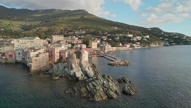 La pittoresque petite marine d'Erbalonga dans le Cap Corse