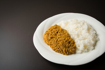 時間をかけてじっくり炒めて調理した、ひき肉と玉ねぎ、にんじんで作ったドライカレー