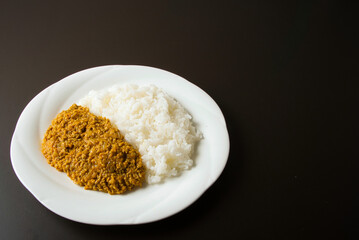 時間をかけてじっくり炒めて調理した、ひき肉と玉ねぎ、にんじんで作ったドライカレー
