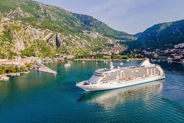 Obraz premium Luxury passenger liner in the bay of Kotor with travel returning after the Covid 19 pandemic Portrait of a disgruntled girl sitting at a cafe table