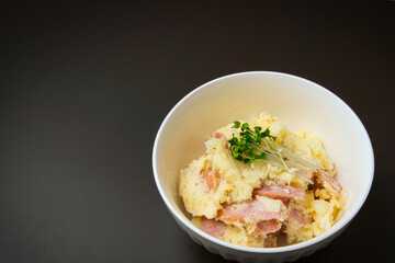 ピリッとした粒マスタードの辛味が効いて美味しい、じゃがいもとソーセージのサラダ