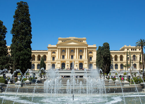 Spouting fountain in front of the Ipiranga Museum after restoration at the Independence Park, Ipiranga, S&atilde;o Paulo, Brazil - Fonte e Museu do Ipiranga depois da reforma, Parque da Independ&ecirc;ncia