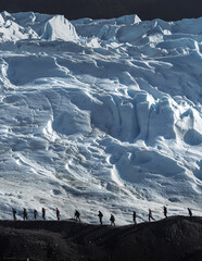 tourist over the glaciar perito moreno