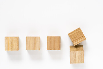 木製キューブの積み木 ５個（白背景）