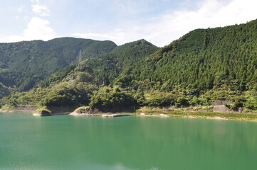 晴れた日の湖と山