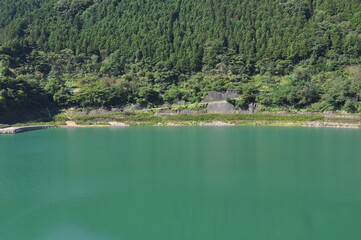 エメラルドグリーンの池